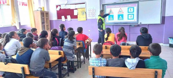 Jandarma ekiplerinden köy okulu öğrencilerine trafik eğitimi