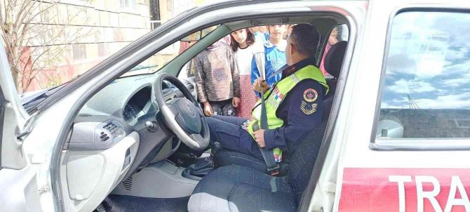 Jandarma ekiplerinden köy okulu öğrencilerine trafik eğitimi