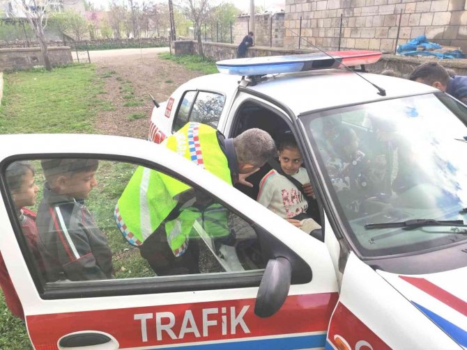 Jandarma ekiplerinden köy okulu öğrencilerine trafik eğitimi