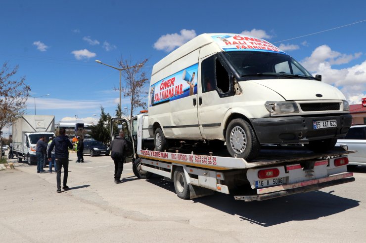 Kaçak göçmenleri taşıyan minibüs, polise çarptı