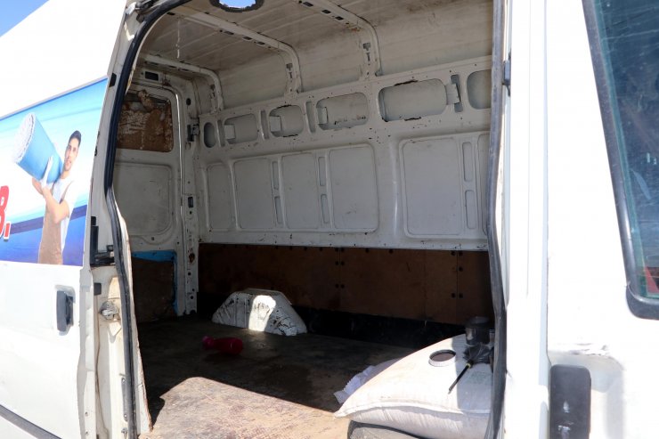 Kaçak göçmenleri taşıyan minibüs, polise çarptı