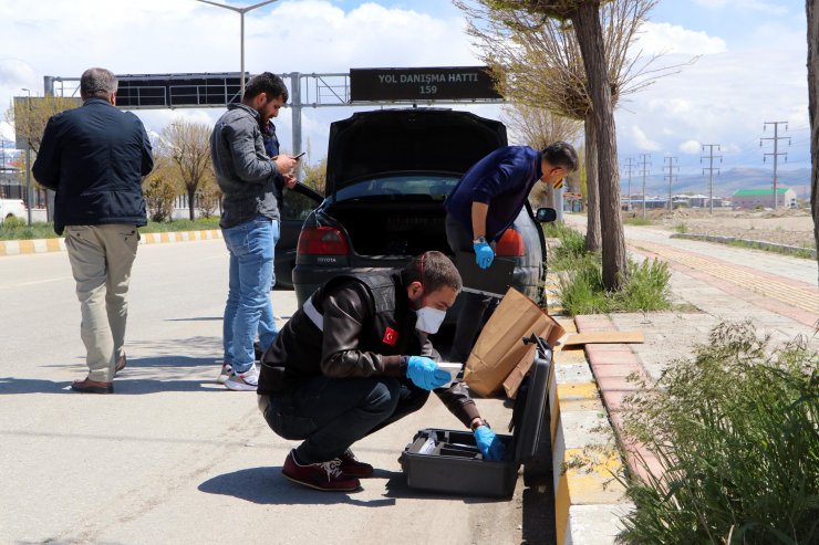Kaçak göçmenleri taşıyan minibüs, polise çarptı
