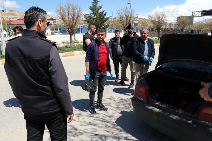 Kaçak göçmenleri taşıyan minibüs, polise çarptı