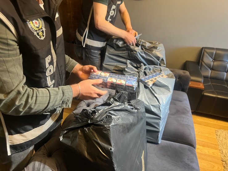 Kaçak içki ve sigaraların depolandığı daireye baskın