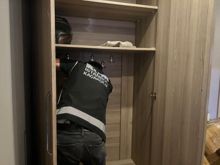 Kaçak içki ve sigaraların depolandığı daireye baskın