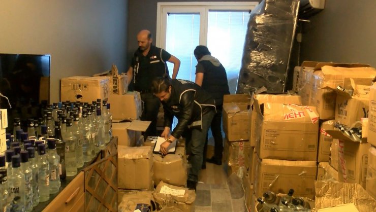 Kaçak içki ve sigaraların depolandığı daireye baskın