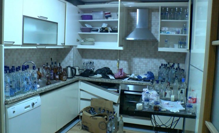 Kaçak içki ve sigaraların depolandığı daireye baskın