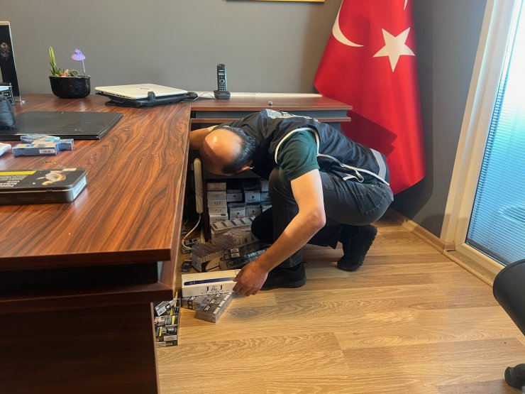 Kaçak içki ve sigaraların depolandığı daireye baskın