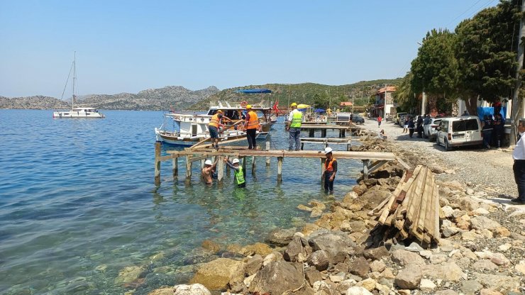 Kaçak iskelelerin yıkımına başlandı