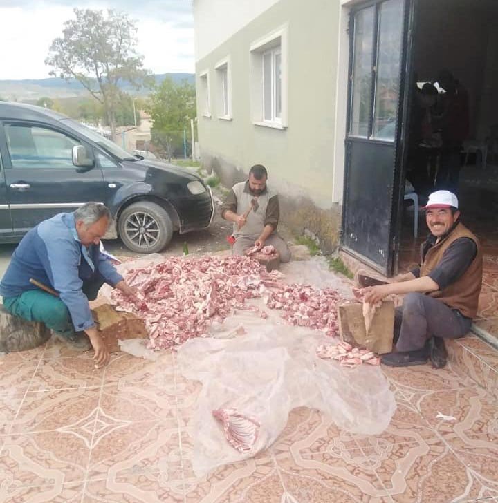 Kamyonet kasasında açıkta et taşınmasına inceleme