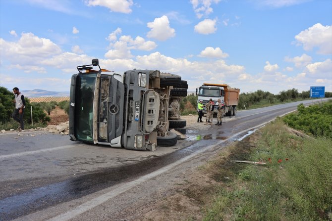 Devrilen hafriyat yüklü kamyon ulaşımı aksattı