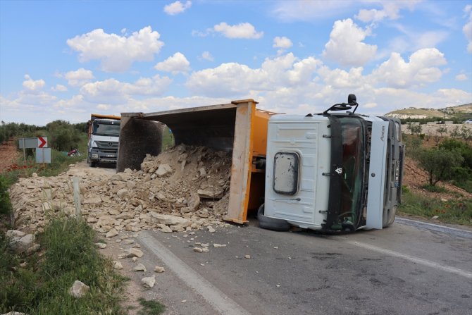 Devrilen hafriyat yüklü kamyon ulaşımı aksattı