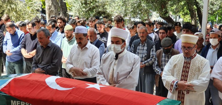 Kazada ölen genç müzisyen toprağa verildi 