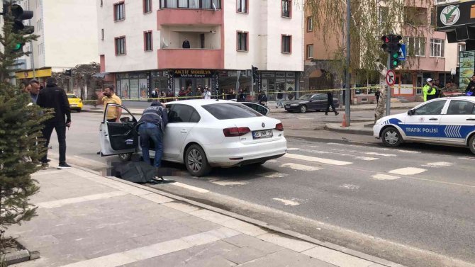 Kırmızı ışıkta beklerken silahlı saldırıya uğradılar