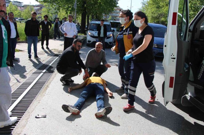 Kontrolden çıkan otomobil ağaca çarptı