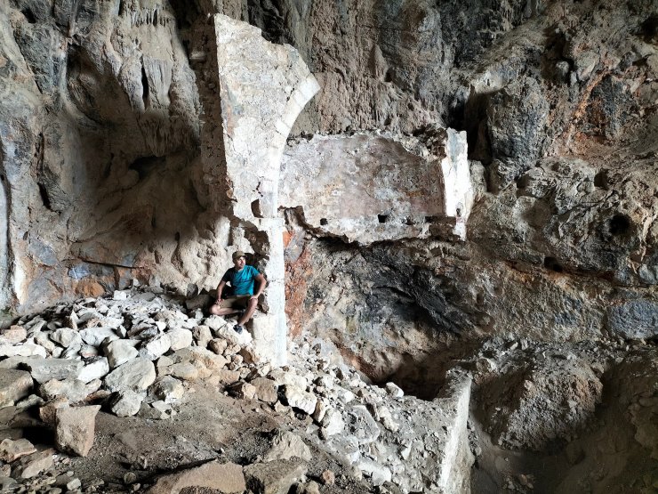 Mağara kilise, kaçak kazılarla talan edildi