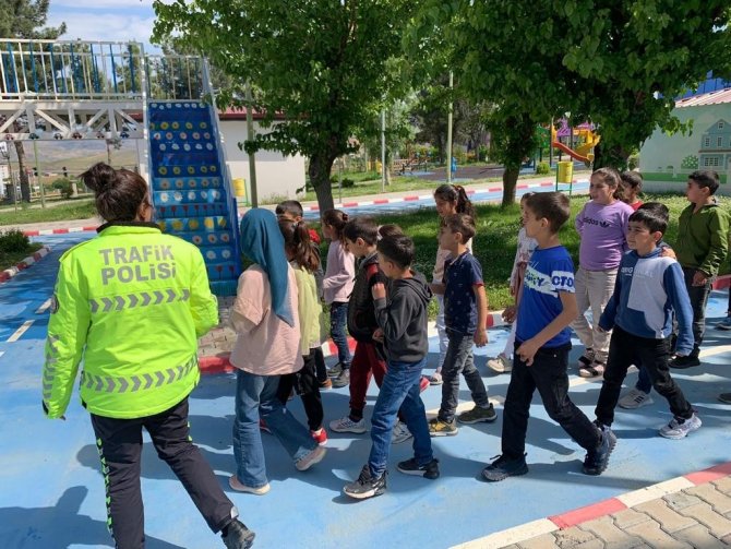 Minik öğrencilere trafik eğitimi