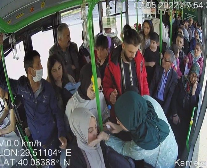 Otobüs şoförü hayat kurtardı, o anlar kameraya böyle yansıdı