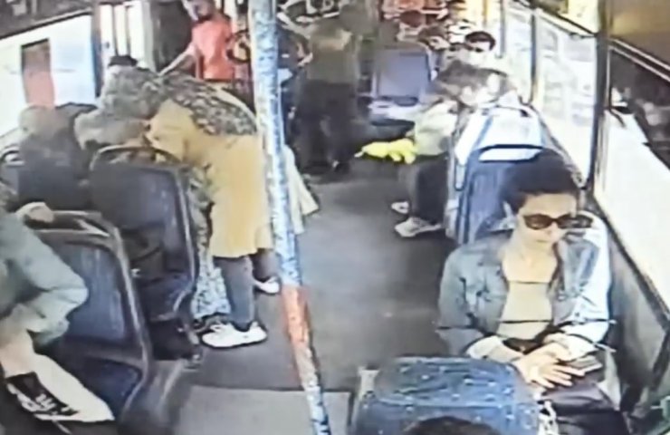 Otobüste fenalaşan yolcuyu hastanenin acil servisine götürdü