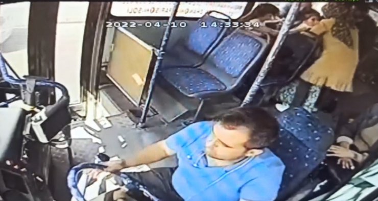 Otobüste fenalaşan yolcuyu hastanenin acil servisine götürdü