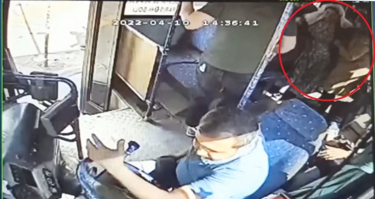 Otobüste fenalaşan yolcuyu hastanenin acil servisine götürdü