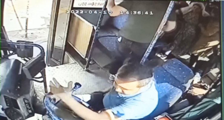 Otobüste fenalaşan yolcuyu hastanenin acil servisine götürdü