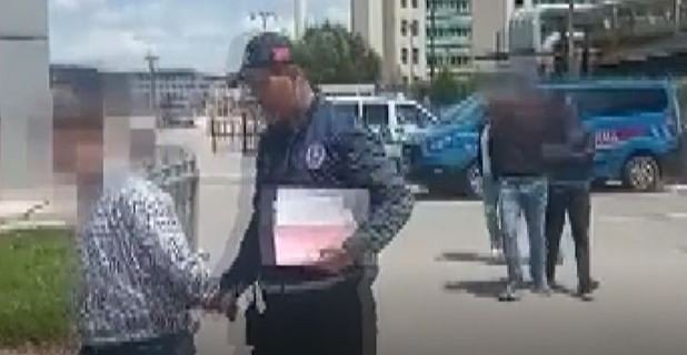 Polis gibi davranarak vatandaşları silahla yaraladı