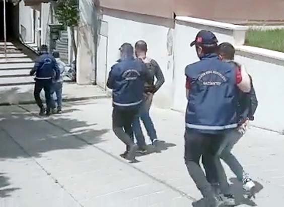 'Polisiz' yalanıyla para ve cep telefonu gasp ettiler