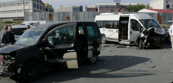 Servis minibüsü kaza yaptı; 7 yaralı 