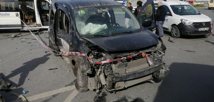 Servis minibüsü kaza yaptı; 7 yaralı 