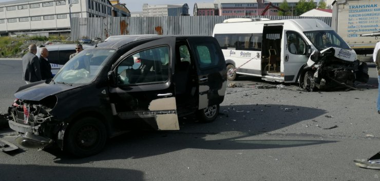 Servis minibüsü kaza yaptı; 7 yaralı 