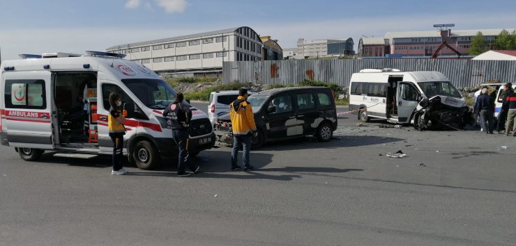 Servis minibüsü kaza yaptı; 7 yaralı 