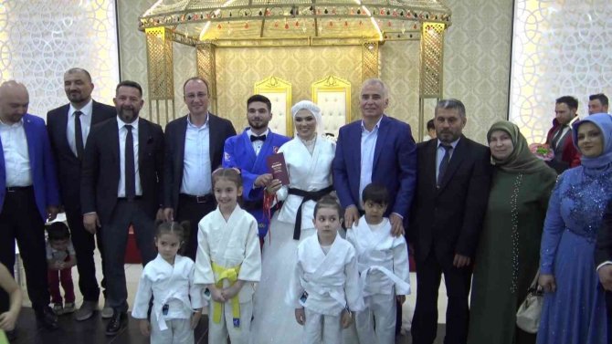 Siyah kuşak sahibi gelin damadı yerden yere vurdu