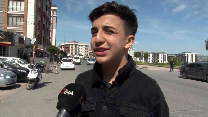 Sokak köpeğinden kaçarken minibüs çarptı