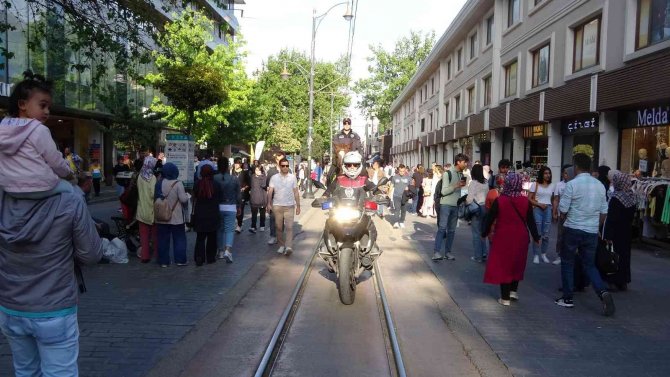 Trafiğe kapalı caddelerin güvenliği atlı polislere emanet