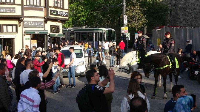 Trafiğe kapalı caddelerin güvenliği atlı polislere emanet