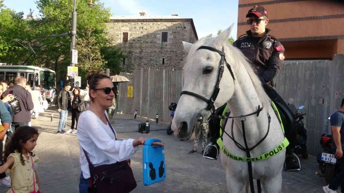 Trafiğe kapalı caddelerin güvenliği atlı polislere emanet