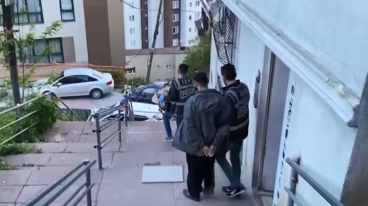 Uçaksavar fişeği ve 21 tabanca ele geçirildi 