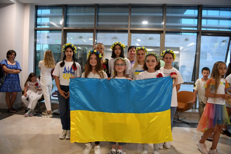 Ukraynalı çocuklar, yaptıkları ‘Atatürk’ portrelerini vekillerine hediye etti