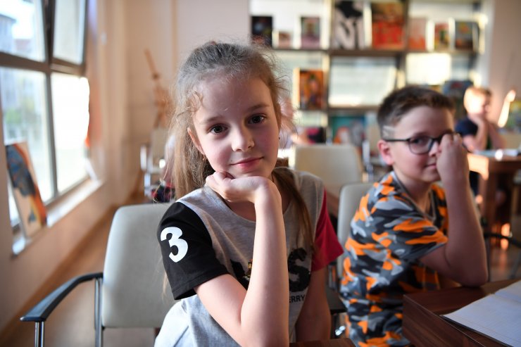 Ukraynalı çocuklar, yaptıkları ‘Atatürk’ portrelerini vekillerine hediye etti