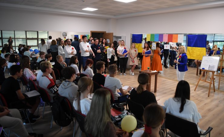 Ukraynalı çocuklar, yaptıkları ‘Atatürk’ portrelerini vekillerine hediye etti