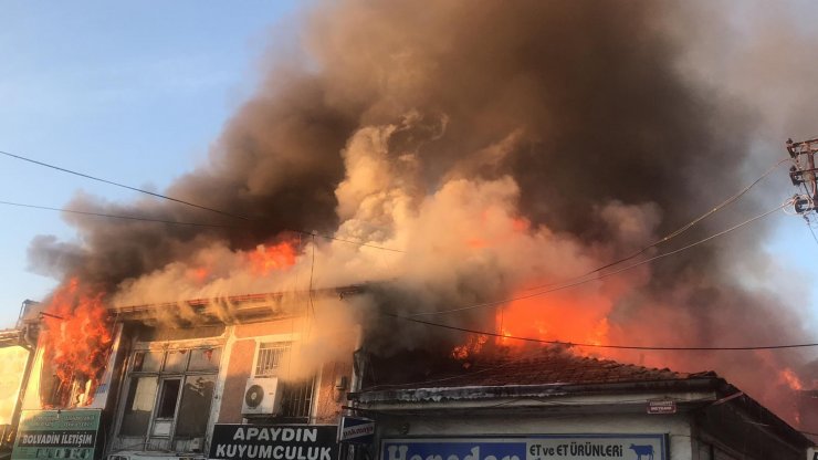 Yangında 15 iş yeri alevlere teslim oldu