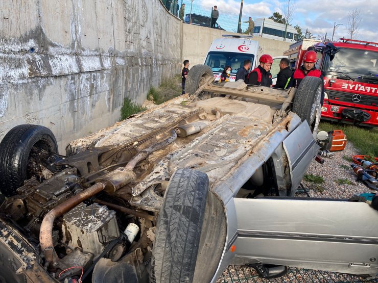 Yaşı küçük sürücünün kullandığı otomobil istinat duvarından düştü