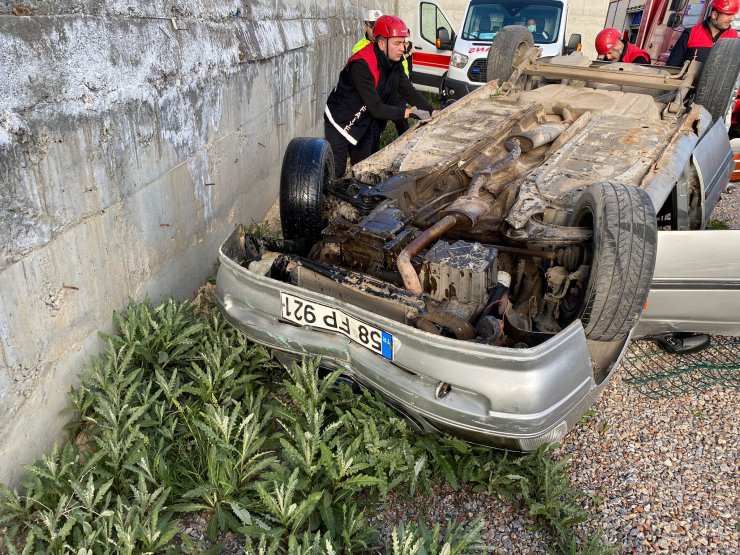 Yaşı küçük sürücünün kullandığı otomobil istinat duvarından düştü
