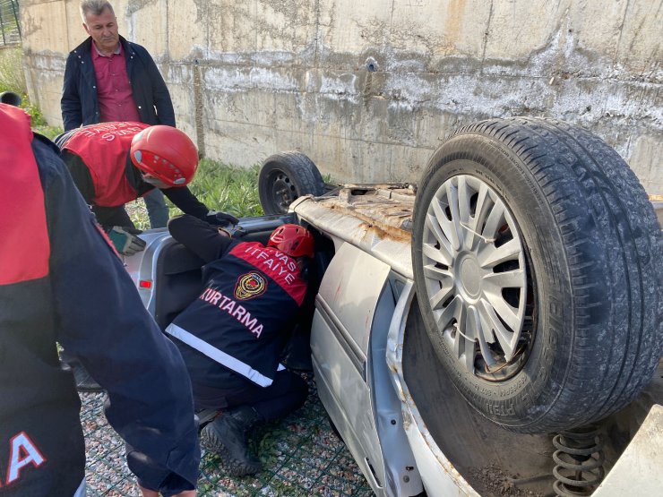 Yaşı küçük sürücünün kullandığı otomobil istinat duvarından düştü