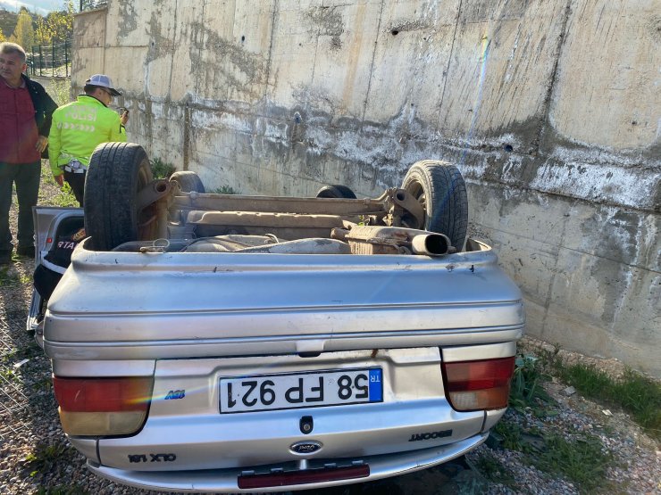 Yaşı küçük sürücünün kullandığı otomobil istinat duvarından düştü