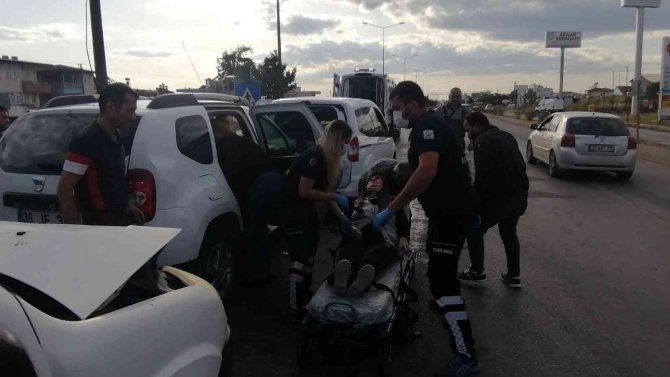 Yayaya yol vermek isterken zincirleme kazaya neden oldular