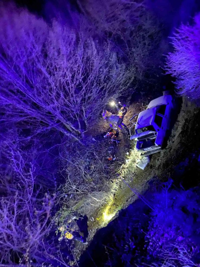 Yoldan çıkan otomobil uçuruma yuvarlandı: 3 yaralı