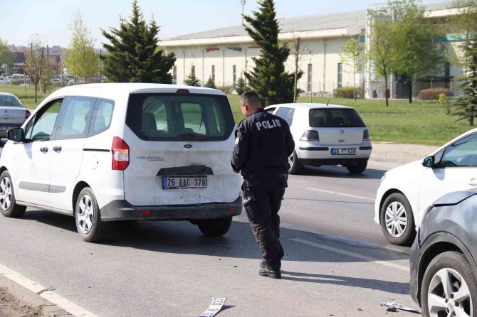 Zincirleme trafik kazası, 2 yaralı