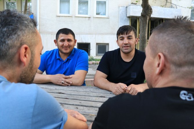 Kendisi gibi yetiştirme yurduna büyüyenlere kol kanat geriyor